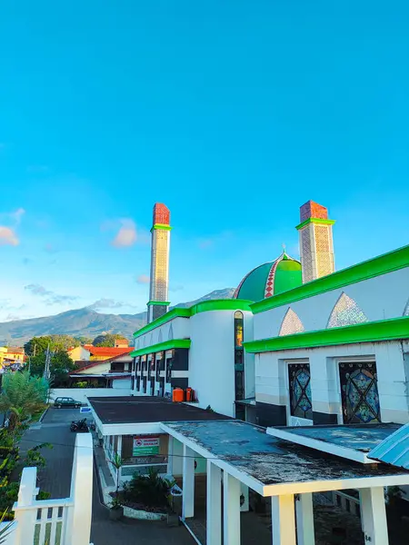 Kuningan, Endonezya 5 Ağustos 2024 - Suriye İslam Büyük Camii, Kuningan, Batı Java, Kuningan Regency 'de dini faaliyetlerin merkezi olan büyük bir camidir.