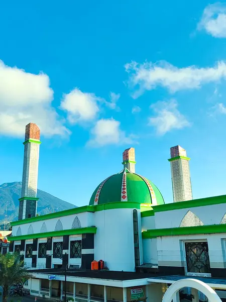 Kuningan, Endonezya 5 Ağustos 2024 - Suriye İslam Büyük Camii, Kuningan, Batı Java, Kuningan Regency 'de dini faaliyetlerin merkezi olan büyük bir camidir.