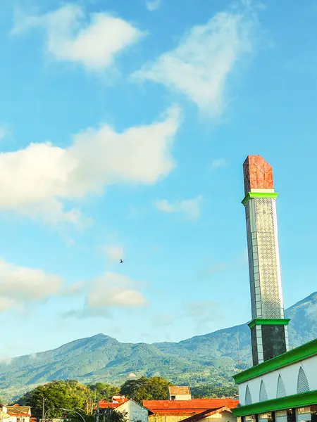 Kuningan, Endonezya 5 Ağustos 2024 - Suriye İslam Büyük Camii, Kuningan, Batı Java, Kuningan Regency 'de dini faaliyetlerin merkezi olan büyük bir camidir.