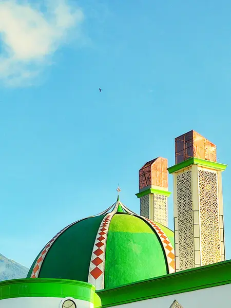 Kuningan, Endonezya 5 Ağustos 2024 - yeşil cami kulesi ve mavi gökyüzü arka planlı kubbe