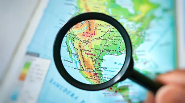 Kuningan, Endonezya, 19 Haziran 2025 Büyüteç Kuzey Amerika Atlas 'ta Meksika Haritasına Odaklandı