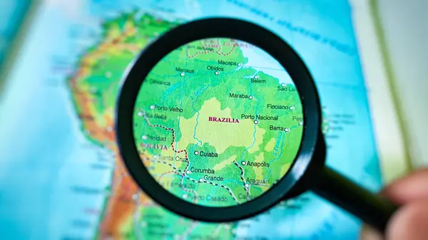 Kuningan, Endonezya, 19 Haziran 2025 - Büyüteç Brezilya haritasına odaklandı