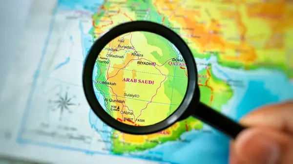 Kuningan, Endonezya, 19 Haziran 2025 Büyüteç Camı, Arap Yarımadası Atlası 'ndaki Suudi Arabistan Haritasına Odaklandı