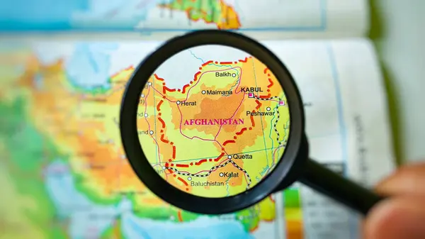 Kuningan, Endonezya, 19 Haziran 2025 Büyüteç Orta Asya Atlası 'ndaki Afganistan Haritasına Odaklandı