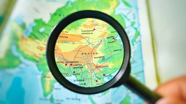 Kuningan, Endonezya, 19 Haziran 2025 Büyüteç Asya Atlası 'ndaki Çin Haritasına Odaklandı