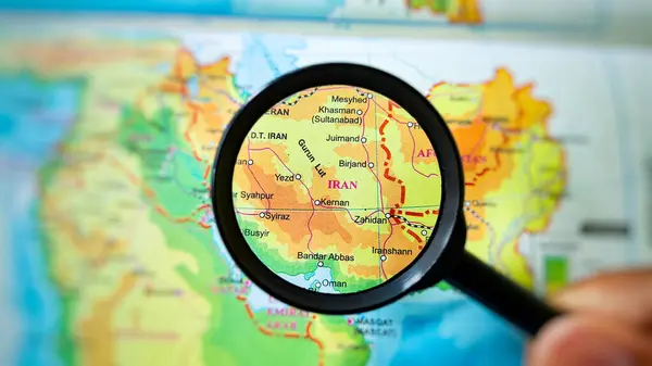 Kuningan, Endonezya, 19 Haziran 2025 Büyüteç Orta Doğu Atlası 'ndaki İran Haritasına Odaklandı