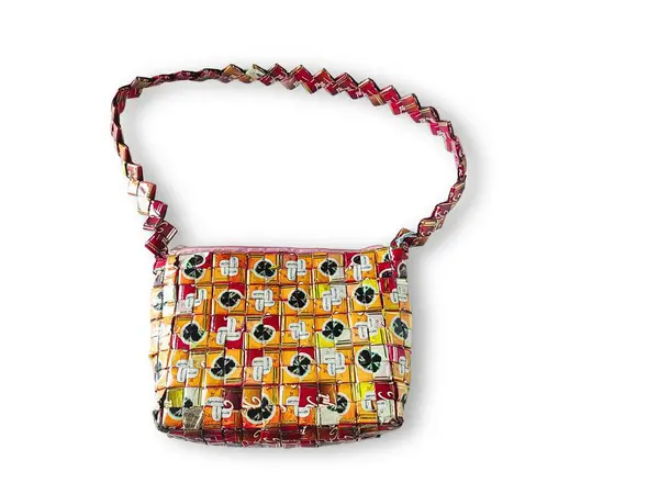 Kırmızı ve sarıdan örülmüş poşetler kullanılmış kahve ambalajı, plastik atıkların geri dönüşümünde yaratıcılığı gösteriyor