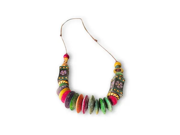 Renkli boncuklardan ve doğal malzemelerden yapılan el yapımı kolyeler, eşsiz el yapımı tasarımlar içeriyor..