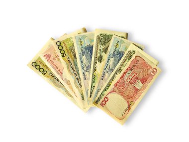 Eski, eski Endonezya para birimi değerleri 5.000 rupiah, 1.000 rupiah, ve temiz beyaz arka planda 100 rupiah..
