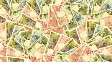 Bir yığın eski Endonezya parası, temiz beyaz arka planda 5.000 rupiah, 1.000 rupiah ve 100 rupiah..