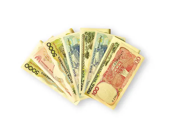 Eski, eski Endonezya para birimi değerleri 5.000 rupiah, 1.000 rupiah, ve temiz beyaz arka planda 100 rupiah..