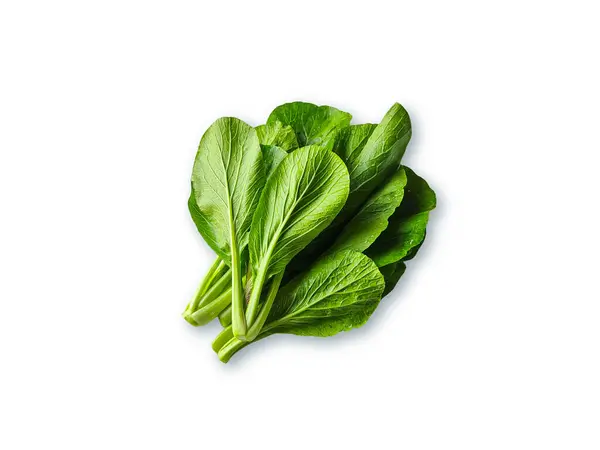 Beyaz zemin üzerinde taze yeşil hardal yeşillikleri (Caisim, Sawi Hijau) izole.