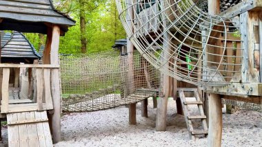 Serene Park çocuklar için büyüleyici bir ahşap oyun alanı, kaydırak, ip köprü ve yemyeşil bir ortamda tırmanan yapılar içerir.