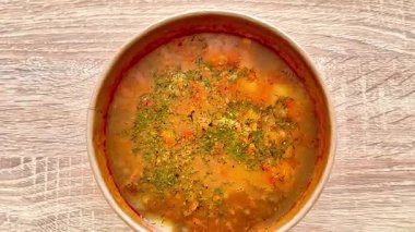 Taze otlarla süslenmiş lezzetli sebze çorbasının tadını çıkarın. Sağlıklı bir yemek için ideal.