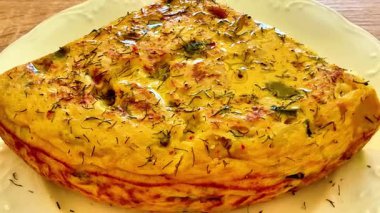 Bu omlet taze otlar ve mevsimlik sebzeler içeriyor, lezzetli bir kahvaltı ya da brunch seçimi yapıyor.