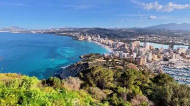 Nefes kesen hava manzarasına tanık olun. Canlı bir kıyı şehrini gözler önüne seriyor. Manzaralı deniz manzarasıyla güzelce yerleşmiş.