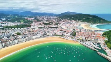 Nefes kesici hava manzaraları canlı sahil şeridini ve şehir manzarasını gösteriyor..