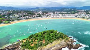 San Sebastians kıyıları, canlı sular ve yemyeşil adanın nefes kesici hava perspektifi.