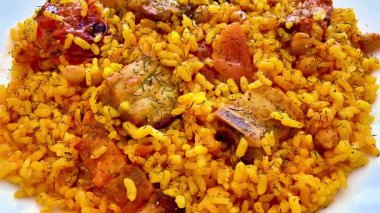 Canlı ve lezzetli bir pirinç yemeği. İçinde tavuk ve renkli sebzeler var. Herhangi bir yemek için mükemmel.