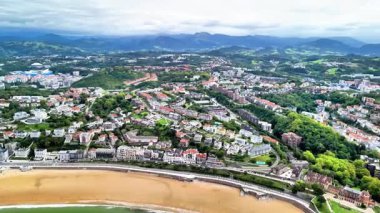 Göz kamaştırıcı hava görüntüleri, muhteşem manzaraları ve eşsiz mimarisi olan canlı bir kıyı şehrini gösteriyor.