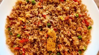 Canlı bir tabak lezzetli sebzeli pilav. Taze renkler ve duyulara hitap eden aromatik baharatlar.