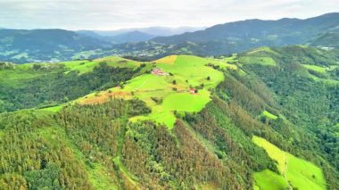 Nefes kesici bir hava manzarası, yemyeşil tepeleri ve enfes bir çiftliği olan enfes bir manzarayı gözler önüne seriyor.