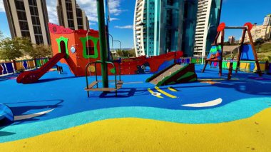 Renkli yapılar, bir korsan gemisi ve dönme dolap ile dolu neşeli bir şehir parkı keşfedin. Şehir ortamında neşeli anılar yaratın.