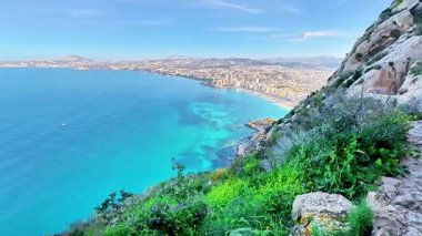 Berrak sulara ve canlı manzaralara bakan kıyı şeridi boyunca unutulmaz bir yolculuğa çıkın.