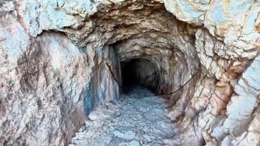 Engebeli duvarları olan karanlık bir tünelde ilerliyorum. Önümde parlak bir ışık var. Heyecan verici macerama rehberlik ediyor.