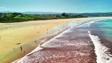 Hava görüntüleri, kristal berraklığında turkuaz suyu olan nefes kesici bir kumsal gösteriyor.