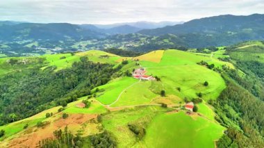 Bu çarpıcı hava manzarası fotoğrafında bereketli ve yemyeşil alanları ve huzurlu kırsal sükuneti tecrübe edin.