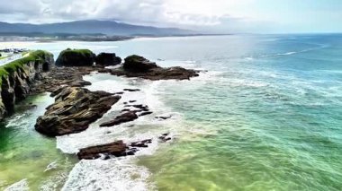 Bu hava görüntüleri çarpıcı kaya kıyı şeritlerini ve uçurumları vurguluyor. Kara ve denizin etkileşimi sahilin engebeli güzelliğini gözler önüne seriyor.