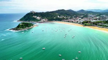 Canlı sular ve teknelerle San Sebastins kıyılarının çarpıcı hava manzarası