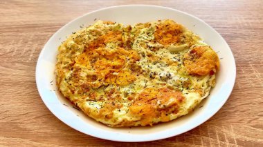 Bu güzel sunulmuş yumurta tabağı taze otlarla süslenir. Kahvaltı ya da kahvaltı için mükemmel olur.