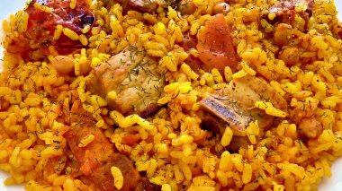 Canlı ve lezzetli bir pirinç yemeği. İçinde tavuk ve renkli sebzeler var. Herhangi bir yemek için mükemmel.