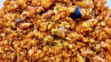 Lezzetli bir tabak Jollof pilavı aromatik baharatlar, taze tavuklar ve taze sebzelerle yapılmış.