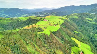 Nefes kesici bir hava manzarası, yemyeşil tepeleri ve enfes bir çiftliği olan enfes bir manzarayı gözler önüne seriyor.