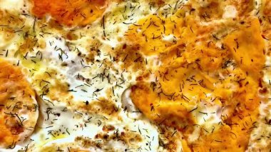 Taze otlarla süslenmiş bu canlı ve renkli yumurta tabağı ya kahvaltı ya da kahvaltı için mükemmeldir.