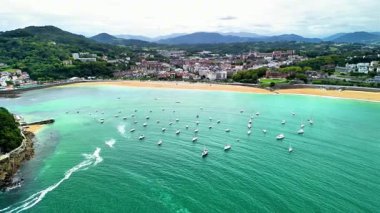 Gemilerin, kumlu plajların ve yemyeşil tepelerin bulunduğu muhteşem sahil manzarasına tanık olun.