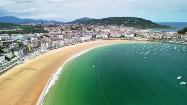 La Concha Sahili 'nin nefes kesici manzarasının tadını çıkarın, kumlu kıyılarını ve sahil cazibesini güzel bir şekilde sergiliyor.