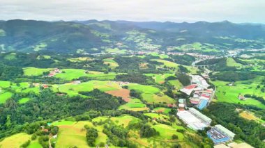 Sersemletici kuş bakışı canlı yeşil tarlalar ve tepeler kırsal güzellikleri ve huzurlu manzaraları gösteriyor..