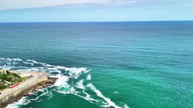 Çarpıcı sahil manzarası muhteşem dalgalar, yemyeşil ve okyanus boyunca dolambaçlı bir yol barındırır.