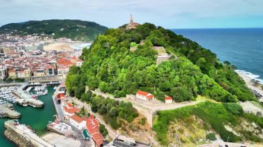 San Sebastins kıyı şeridi, sahil ve canlı şehir yaşamını gösteren nefes kesici hava görüntüleri.