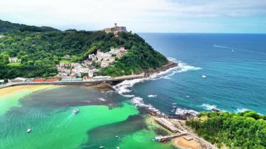 Nefes kesen hava manzaraları çarpıcı ve fevkalade bir kıyı manzarası yakalıyor yemyeşil yemyeşil manzaralı.