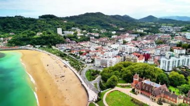 Göz kamaştırıcı hava görüntüleri güzel plajları ve yeşil dağları olan güzel bir sahil kasabasını yakalıyor..