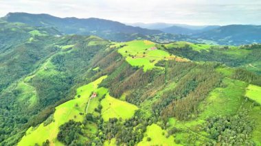 Nefes kesen bir hava manzarası. Canlı yeşil tepeler ve manzaralı tarım arazileri.