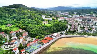Canlı bir sahil kasabasının çarpıcı hava görüntüleri güzel bir şekilde resimli plajlar, doğa ve şehir yaşamını gözler önüne seriyor.
