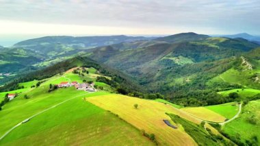 Kesinlikle göz kamaştırıcı görüntüler canlı yeşil tepeleri ve çevrenin sakin manzaralarını güzel bir şekilde gösteriyor.