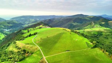 Nefes kesici bir hava manzarası canlı yeşil tepeler ve doğanın özünü yakalayan huzurlu manzaralar.