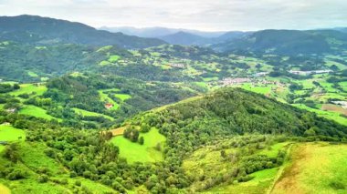 Bu çarpıcı hava manzarası her yerde yeşil tepeleri, yemyeşil çayırları ve dingin vadileri göstermektedir.
